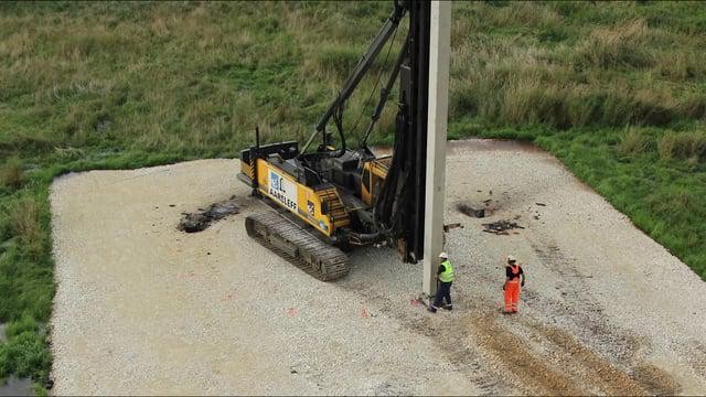 Základ větrné elektrárny na pilotách v jednom dni. Délka pilot 28 a 29 m