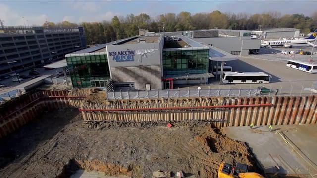 Kraków Airport Balice. Stavba terminálu pro cestující. Kompletní zabezpečení stavební jámy.