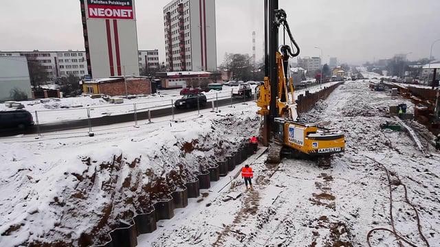 Stavba tunelu v Białymstoku. Stěna ze štětovnic vtlačovaných i vibroberaněných.